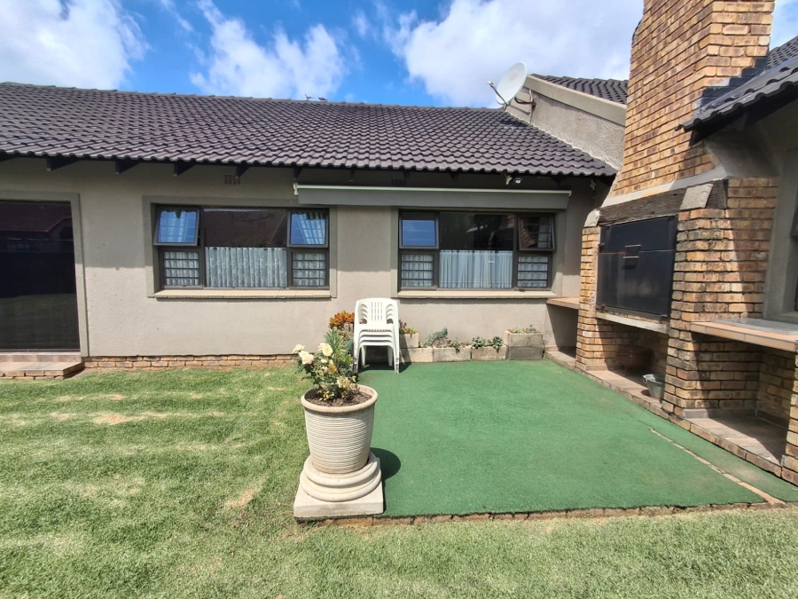 4 Bedroom Property for Sale in Bardene Gauteng
