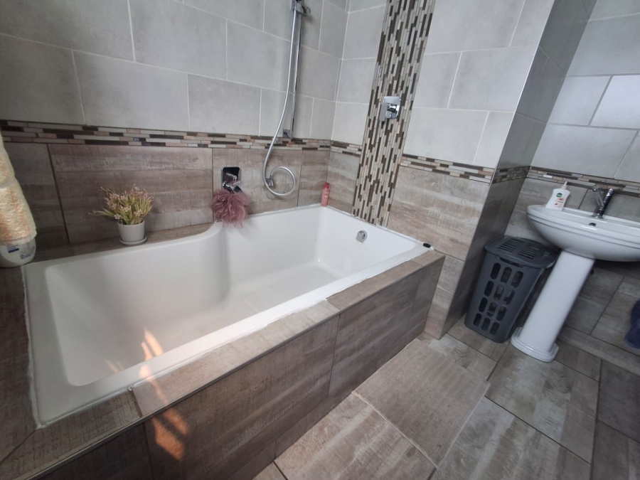 4 Bedroom Property for Sale in Bardene Gauteng