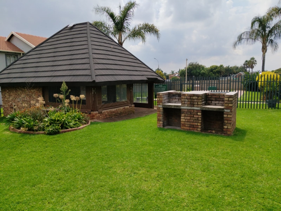 2 Bedroom Property for Sale in Glen Marais Gauteng