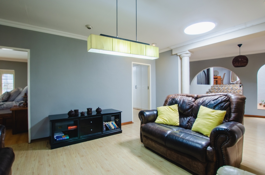 4 Bedroom Property for Sale in Faerie Glen Gauteng