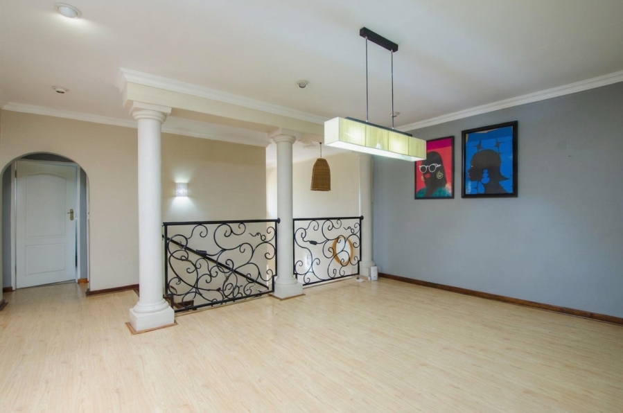 5 Bedroom Property for Sale in Faerie Glen Gauteng