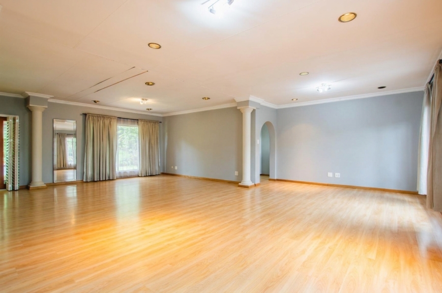 5 Bedroom Property for Sale in Faerie Glen Gauteng