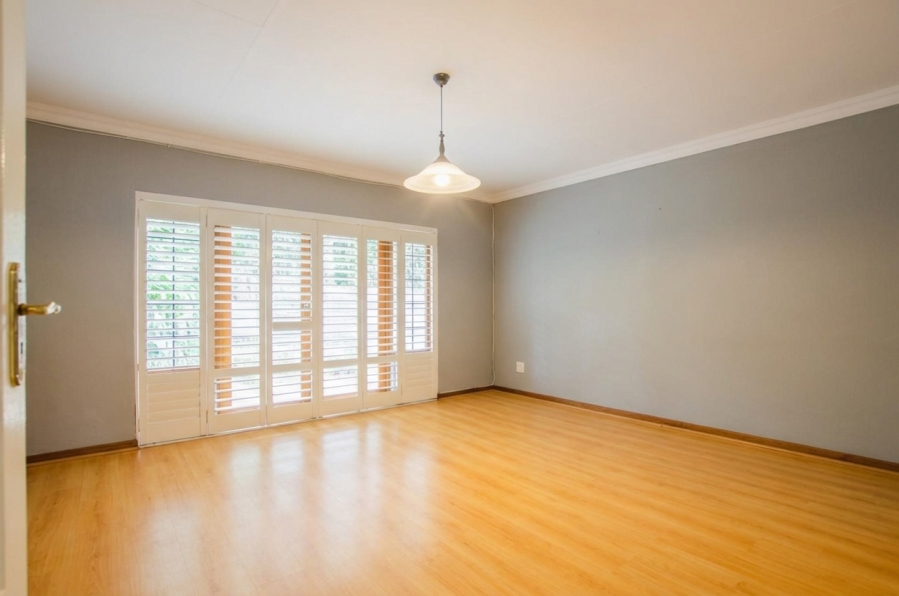 5 Bedroom Property for Sale in Faerie Glen Gauteng