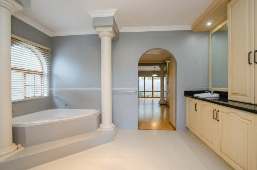 5 Bedroom Property for Sale in Faerie Glen Gauteng
