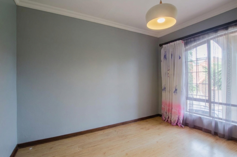5 Bedroom Property for Sale in Faerie Glen Gauteng