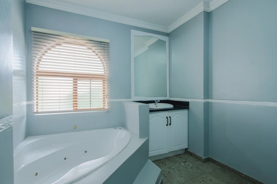 5 Bedroom Property for Sale in Faerie Glen Gauteng