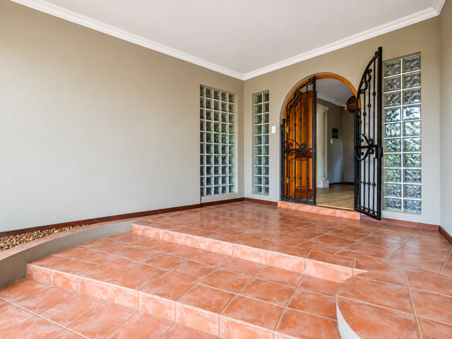5 Bedroom Property for Sale in Faerie Glen Gauteng
