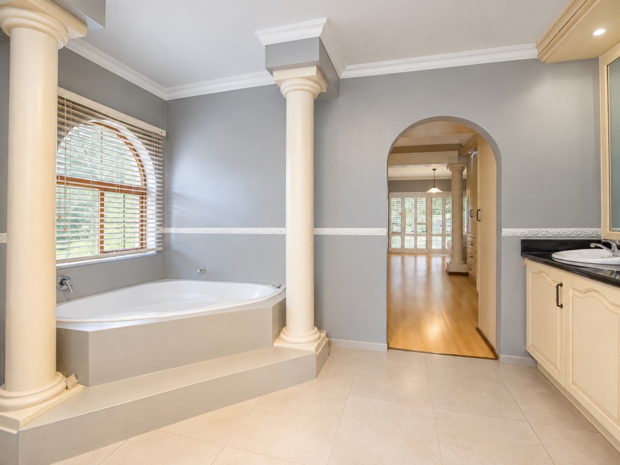 5 Bedroom Property for Sale in Faerie Glen Gauteng