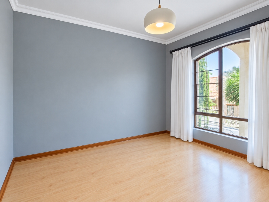 5 Bedroom Property for Sale in Faerie Glen Gauteng