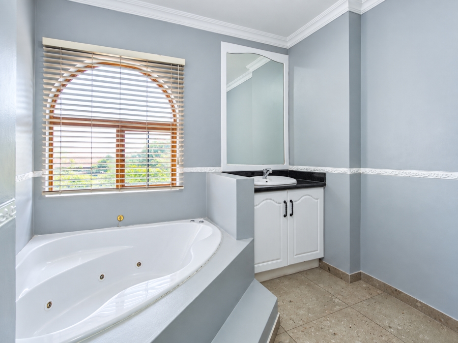 5 Bedroom Property for Sale in Faerie Glen Gauteng