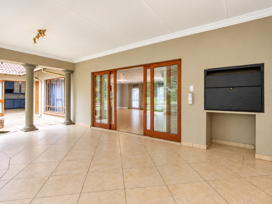 5 Bedroom Property for Sale in Faerie Glen Gauteng