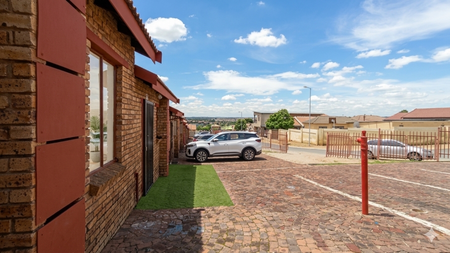 1 Bedroom Property for Sale in Olievenhoutbosch Gauteng