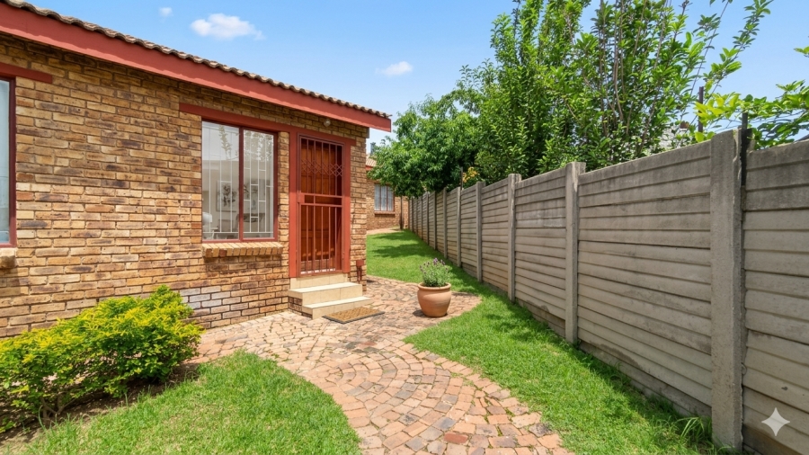 1 Bedroom Property for Sale in Olievenhoutbosch Gauteng