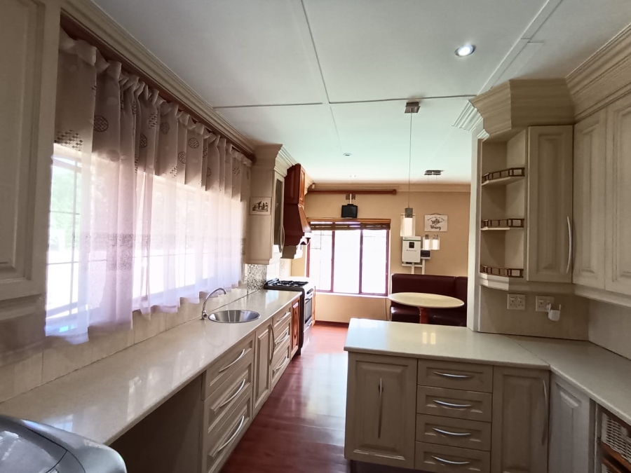To Let 4 Bedroom Property for Rent in Parkmore Gauteng