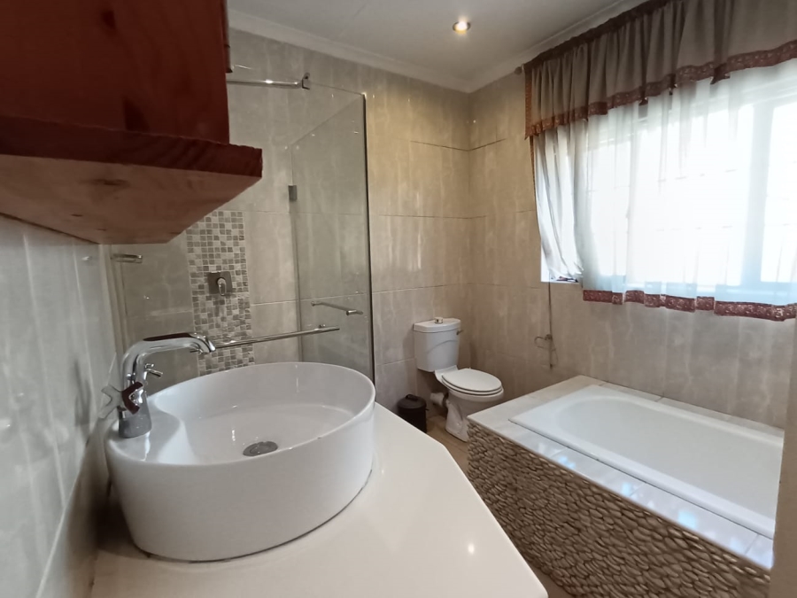 To Let 4 Bedroom Property for Rent in Parkmore Gauteng