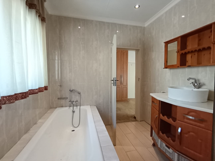 To Let 4 Bedroom Property for Rent in Parkmore Gauteng