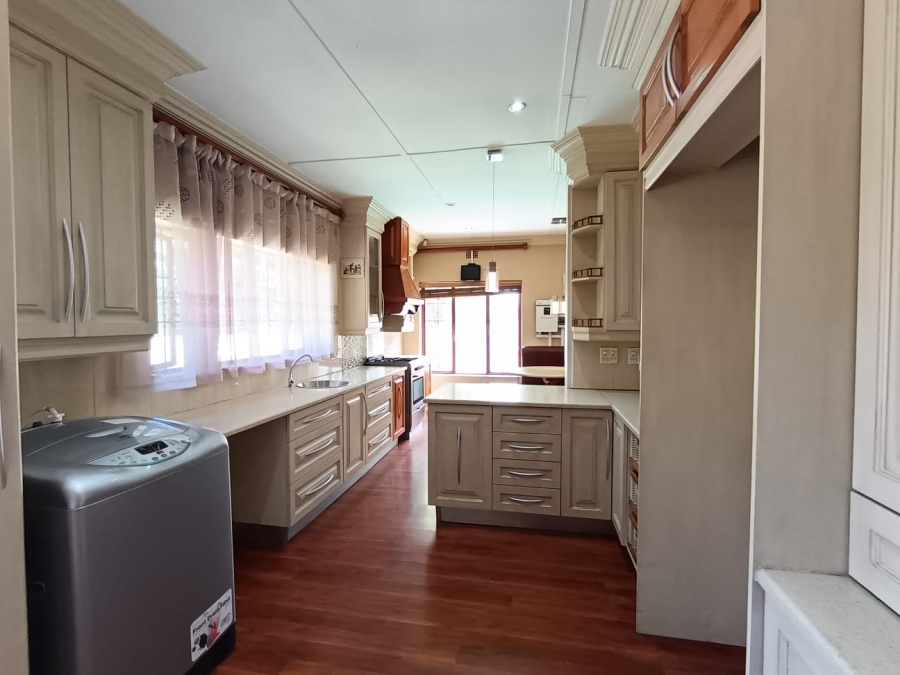 To Let 4 Bedroom Property for Rent in Parkmore Gauteng