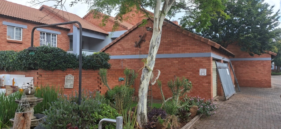 3 Bedroom Property for Sale in Die Hoewes Gauteng