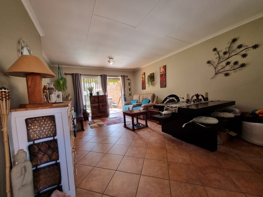 To Let 2 Bedroom Property for Rent in Die Hoewes Gauteng
