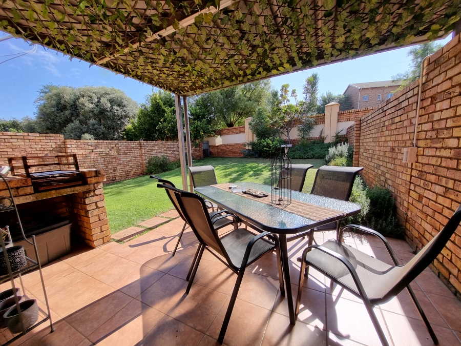 To Let 2 Bedroom Property for Rent in Die Hoewes Gauteng