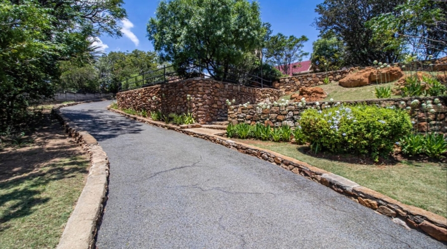 4 Bedroom Property for Sale in Linmeyer Gauteng