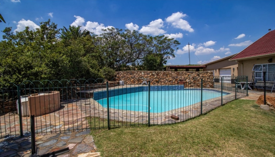 4 Bedroom Property for Sale in Linmeyer Gauteng