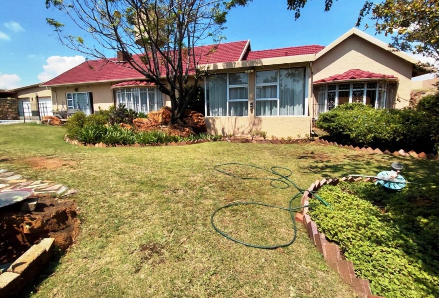 4 Bedroom Property for Sale in Linmeyer Gauteng