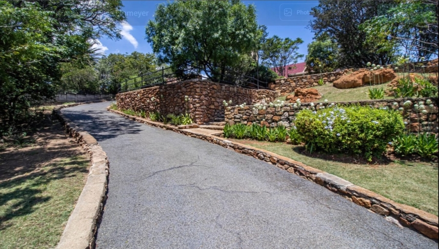 4 Bedroom Property for Sale in Linmeyer Gauteng
