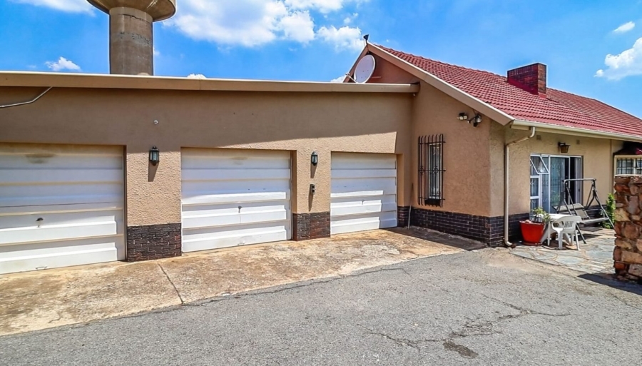 4 Bedroom Property for Sale in Linmeyer Gauteng