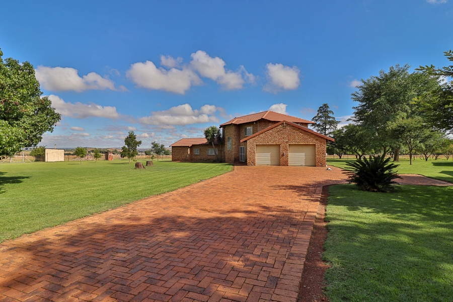 5 Bedroom Property for Sale in Hartzenbergfontein Gauteng