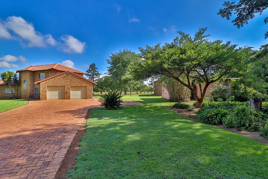 5 Bedroom Property for Sale in Hartzenbergfontein Gauteng