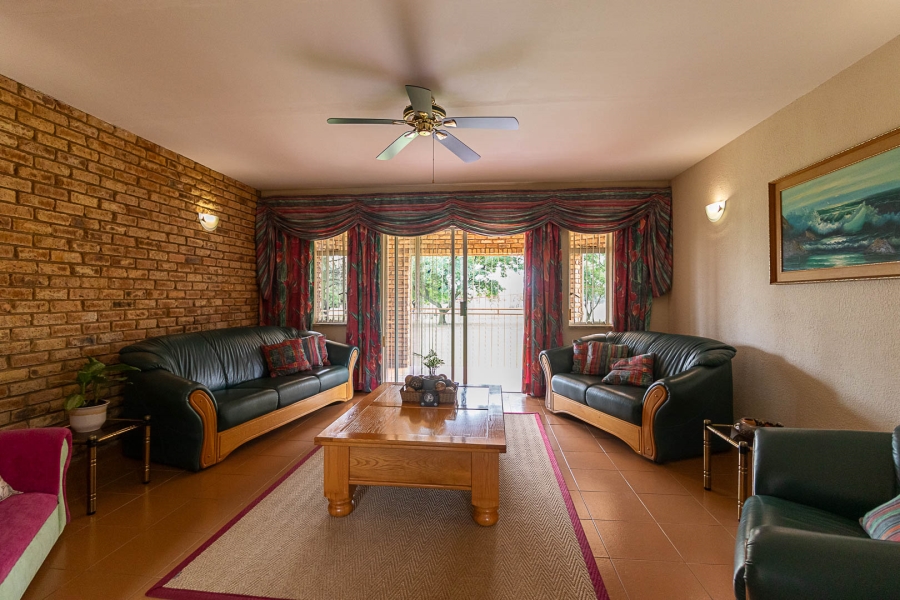 5 Bedroom Property for Sale in Hartzenbergfontein Gauteng