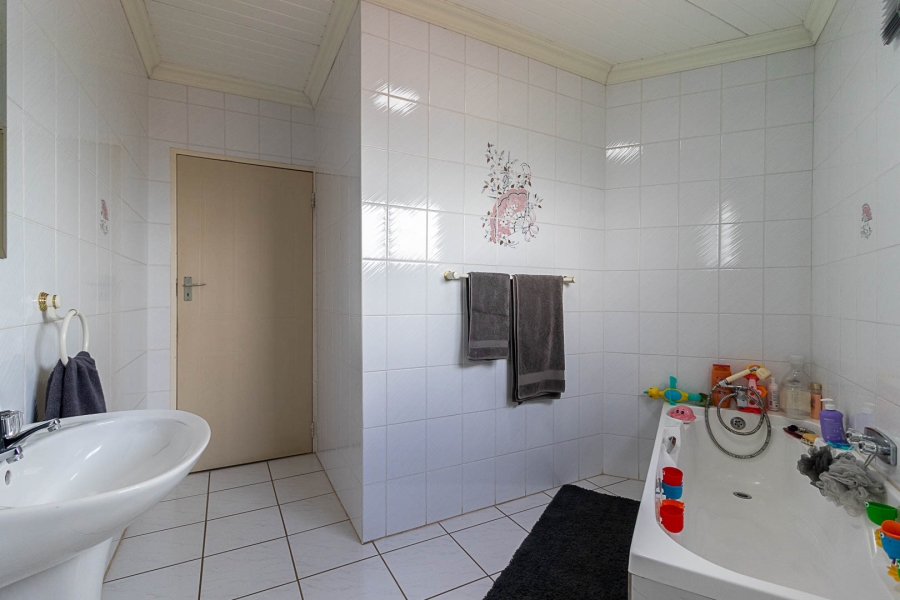 5 Bedroom Property for Sale in Hartzenbergfontein Gauteng