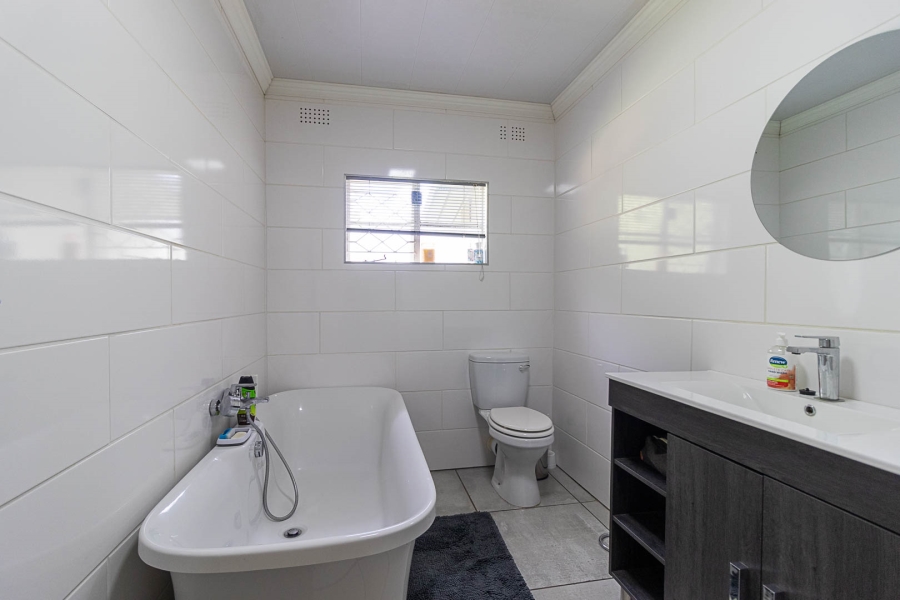 5 Bedroom Property for Sale in Hartzenbergfontein Gauteng