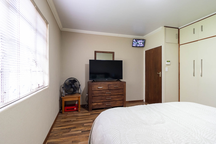 5 Bedroom Property for Sale in Hartzenbergfontein Gauteng