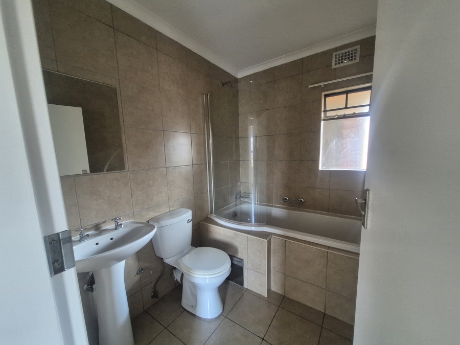 To Let 2 Bedroom Property for Rent in Noordwyk Gauteng