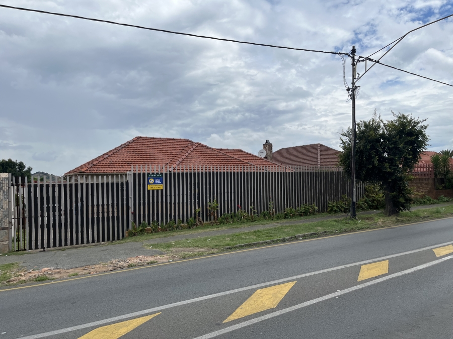 4 Bedroom Property for Sale in Linmeyer Gauteng