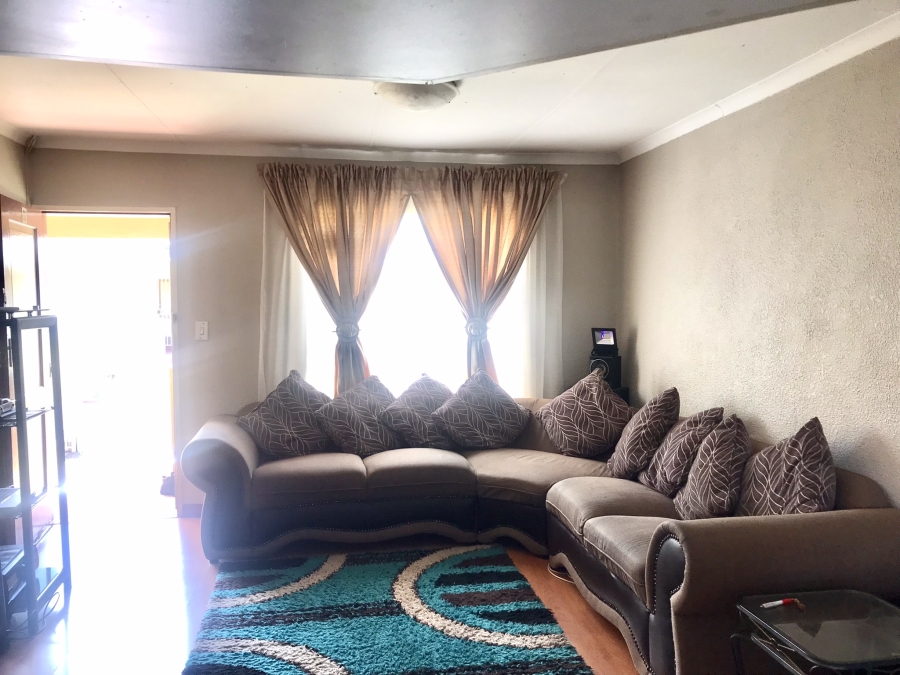 2 Bedroom Property for Sale in Lakefield Gauteng