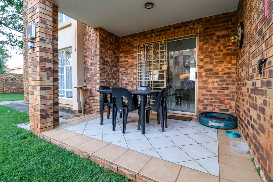 2 Bedroom Property for Sale in Die Hoewes Gauteng