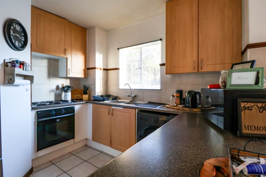 2 Bedroom Property for Sale in Die Hoewes Gauteng