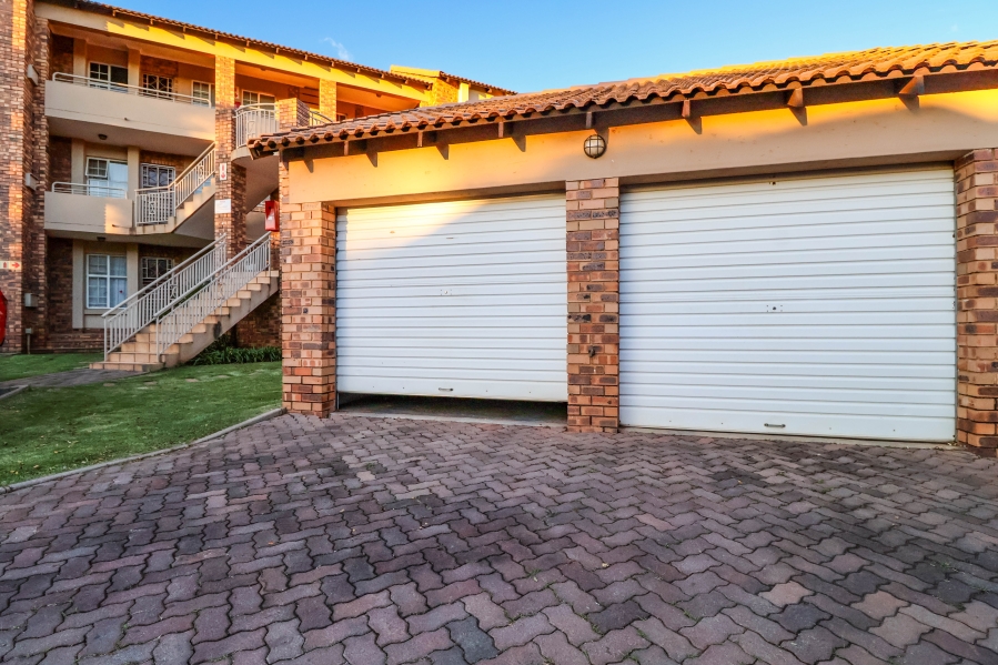 2 Bedroom Property for Sale in Die Hoewes Gauteng