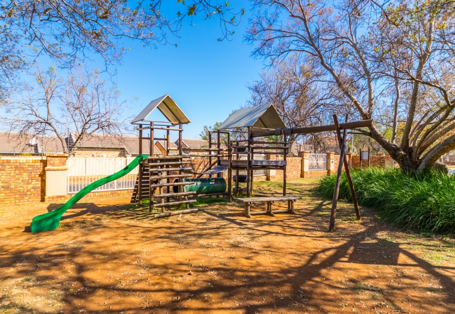 2 Bedroom Property for Sale in Die Hoewes Gauteng