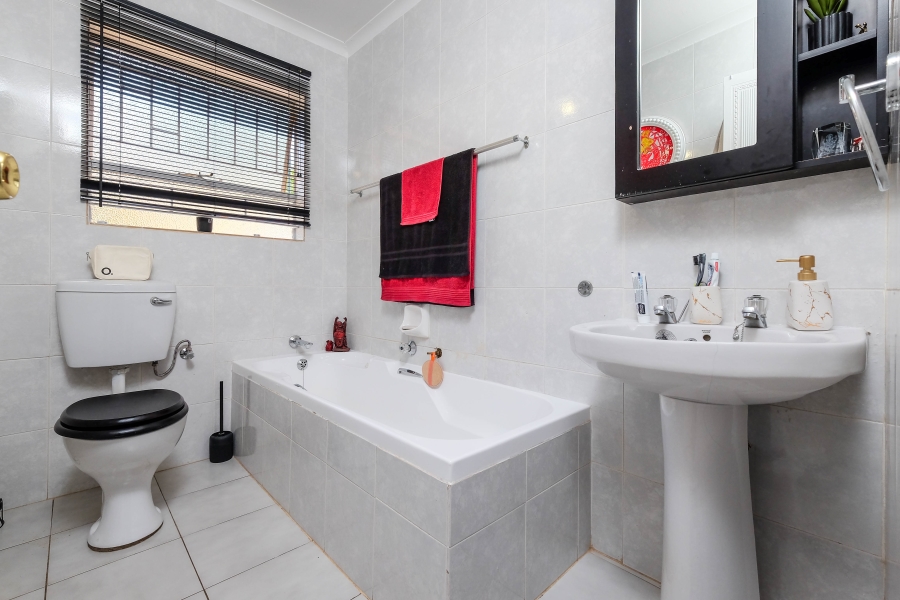 3 Bedroom Property for Sale in Roodekrans Gauteng