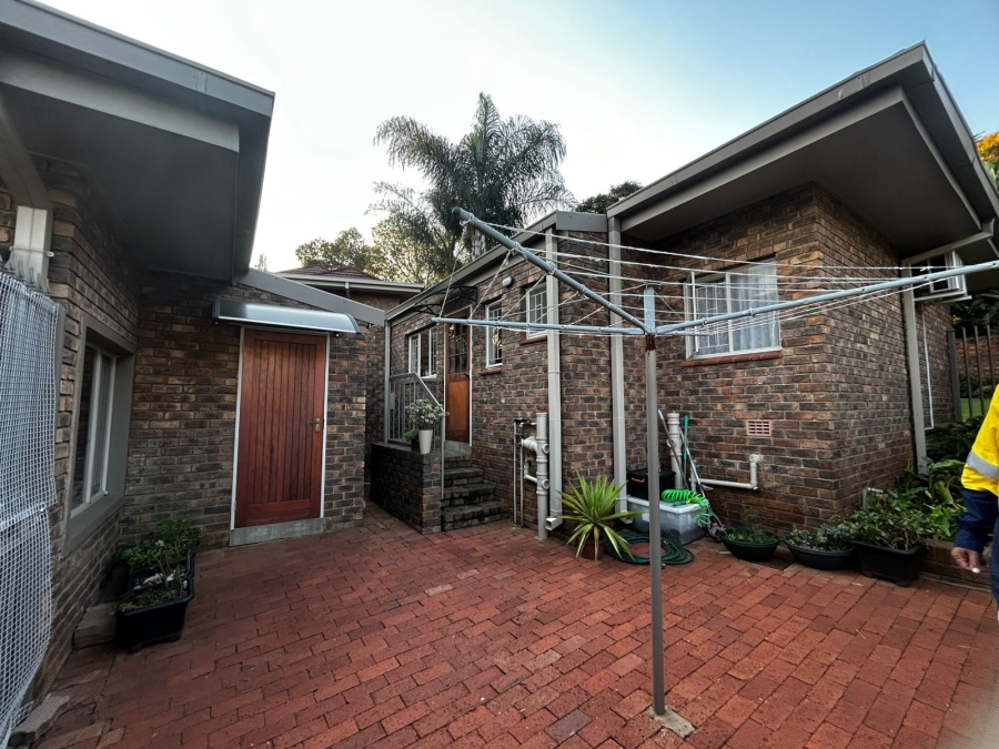 To Let 3 Bedroom Property for Rent in Waverley Gauteng