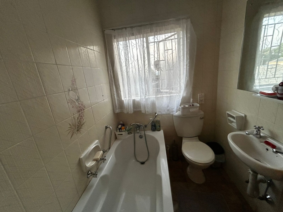 To Let 3 Bedroom Property for Rent in Waverley Gauteng