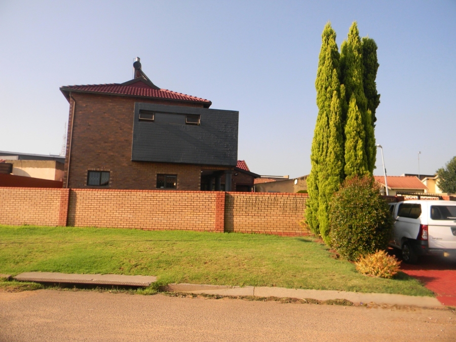 4 Bedroom Property for Sale in Commercia Gauteng