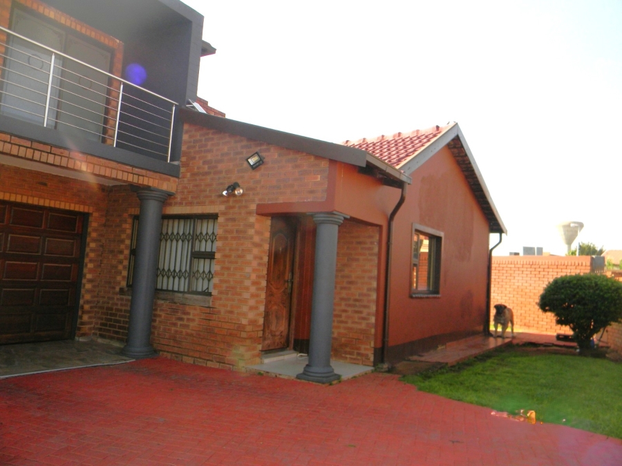 4 Bedroom Property for Sale in Commercia Gauteng