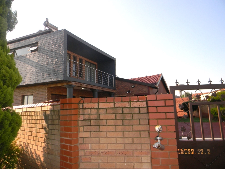 4 Bedroom Property for Sale in Commercia Gauteng
