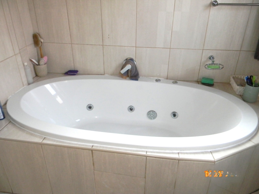 4 Bedroom Property for Sale in Commercia Gauteng