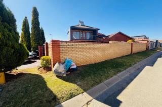 4 Bedroom Property for Sale in Commercia Gauteng